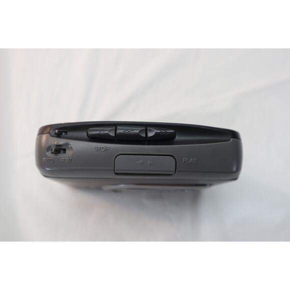 Aiwa HS-GS252 Cassette Walkman Portable Tape Player with Ear Guard - Picture 3 of 7